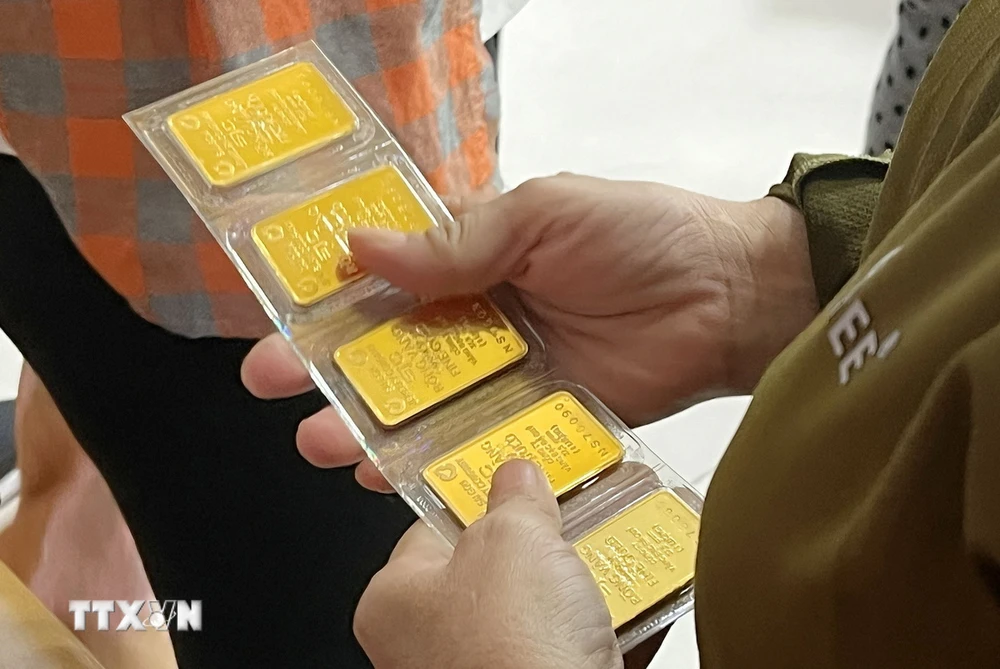 Người dân mua vàng miếng tại Công ty SJC. (Ảnh: Thanh Vũ/TTXVN)