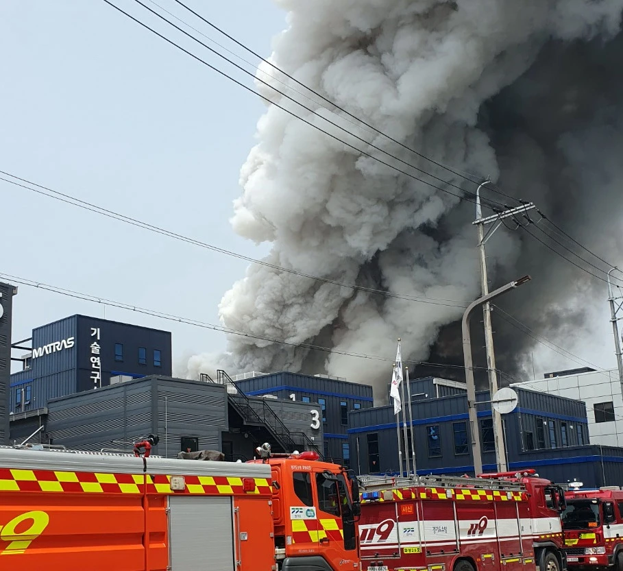 Xe cứu hỏa đến hiện trường vụ cháy tại nhà máy sản xuất pin ở Hwaseong. (Nguồn: Trụ sở cứu hỏa và thiên tai tỉnh Gyeonggi)