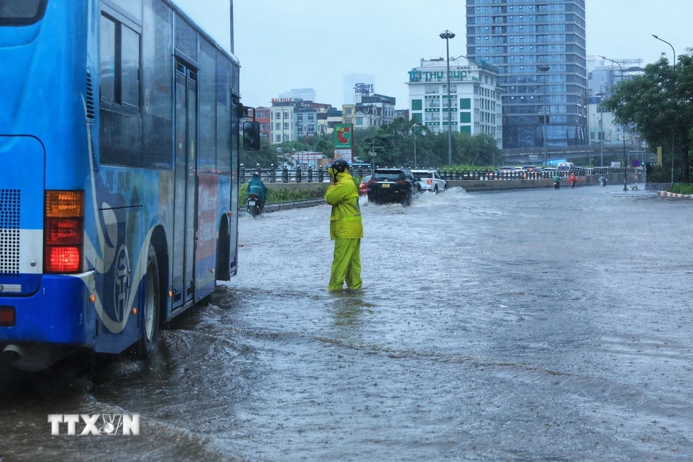 Mưa to gây ngập nặng một số tuyến đường ở Hà Nội. (Ảnh: Tuấn Anh/TTXVN)