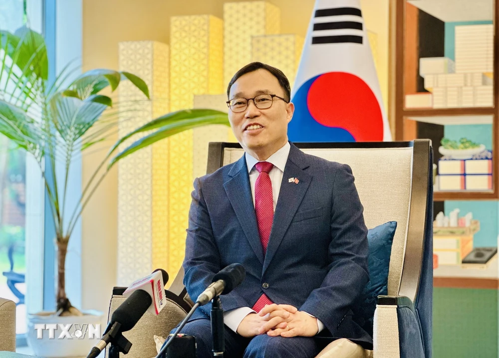 Đại sứ Đặc mệnh Toàn quyền Hàn Quốc tại Việt Nam Choi Young Sam trả lời phỏng vấn TTXVN. (Ảnh: Việt Đức/TTXVN)