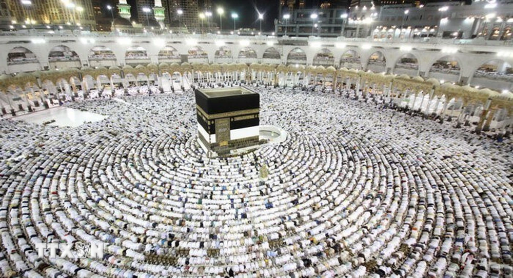 Các tín đồ Hồi giáo cầu nguyện tại Đền thờ Lớn ở thánh địa Mecca, Saudi Arabia, trong lễ hành hương Hajj. (Ảnh: IRNA/TTXVN)