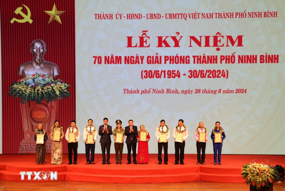Trao tặng danh hiệu "Công dân thành phố Ninh Bình tiêu biểu" cho 10 cá nhân có thành tích xuất sắc. (Ảnh: Thùy Dung/TTXVN)
