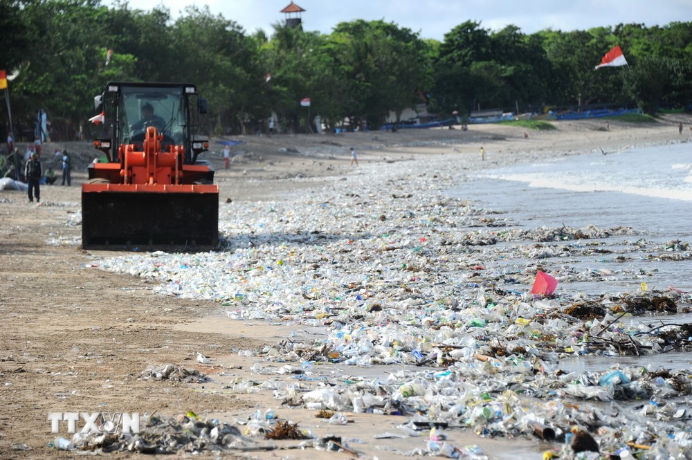 Xe dọn rác thải nhựa trên bờ biển Kuta, gần Denpasar, đảo Bali, Indonesia. (Ảnh: AFP/ TTXVN)