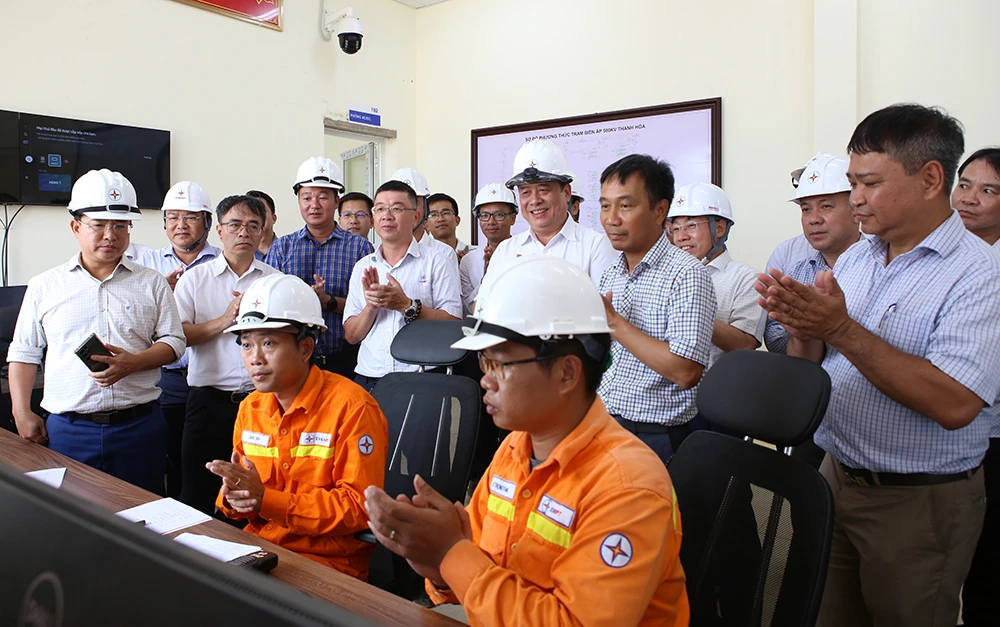 Lãnh đạo EVNNPT và các đơn vị liên quan chứng kiến thời khắc đóng điện Dự án đường dây 500kV Thanh Hóa-Nam Định. (Nguồn: EVN)
