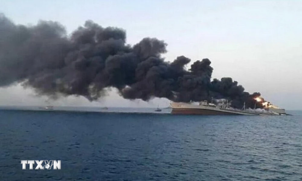 Một con tàu bị lực lượng Houthi tấn công trên Biển Đỏ. (Ảnh: IRNA/TTXVN)