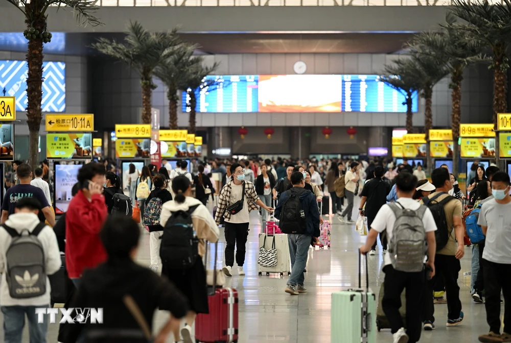 Cảnh đông đúc hành khách tại nhà ga ở Thiên Tân, Trung Quốc. (Ảnh: THX/TTXVN)