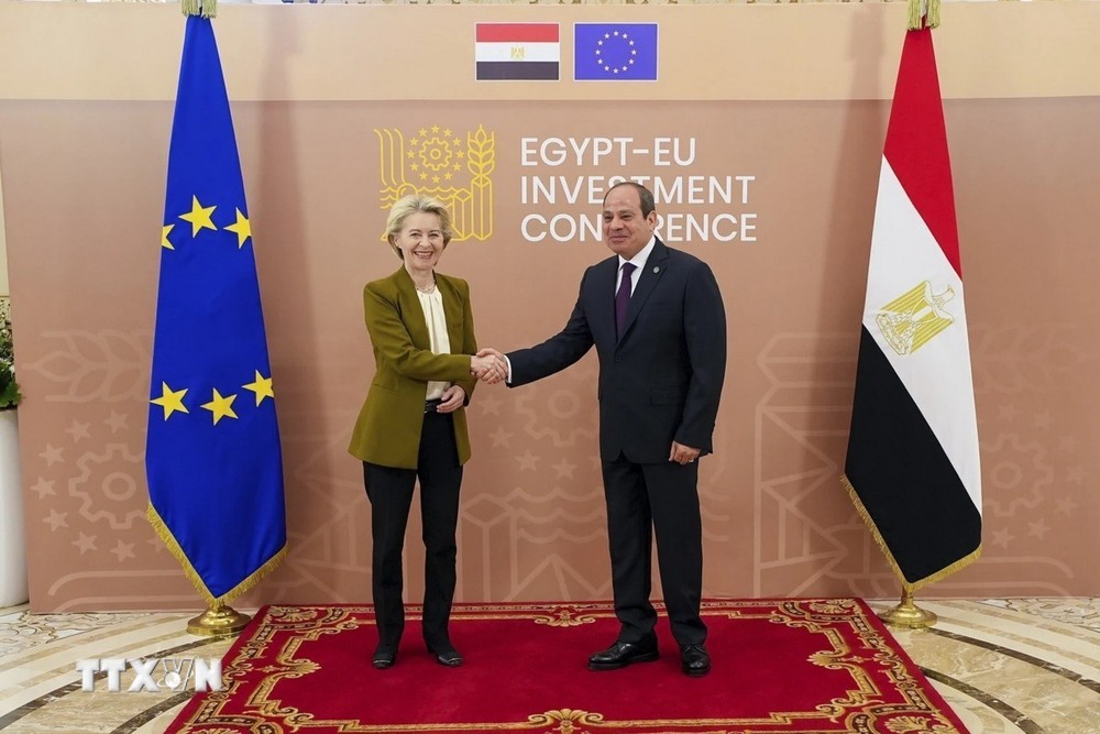 Chủ tịch Ủy ban châu Âu (EC) Ursula Von der Leyen (trái) và Tổng thống Ai Cập Abdel-Fattah El-Sisi tại Hội nghị Đầu tư Ai Cập-EU. (Ảnh: AP/TTXVN)