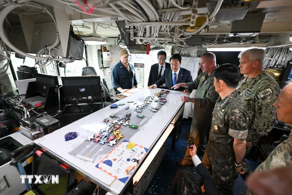 Tổng thống Hàn Quốc Yoon Suk Yeol (thứ 3, trái) trên tàu sân bay USS Theodore Roosevelt của Mỹ tại căn cứ hải quân ở thành phố Busan, Hàn Quốc ngày 25/6. (Ảnh: Yonhap/TTXVN)