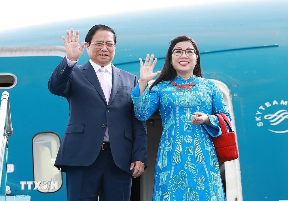 Thủ tướng Phạm Minh Chính và Phu nhân rời Hà Nội, lên đường thăm chính thức Hàn Quốc. (Ảnh: Dương Giang/TTXVN)