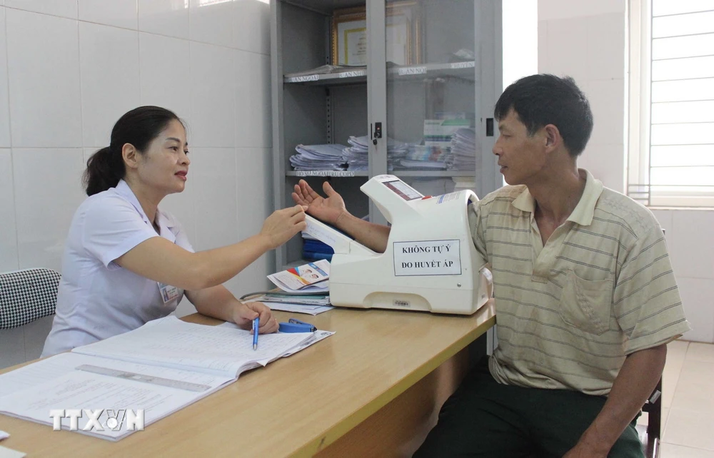 Bệnh nhận đến khám về các vấn đề huyết áp tại Bệnh viện đa khoa tỉnh Vĩnh Phúc. (Ảnh: Nguyễn Thảo/TTXVN)