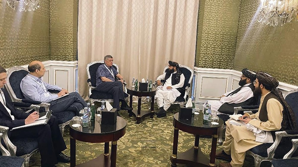 Người phát ngôn Taliban Zabihullah Mujahid (giữa bên phải) dẫn đầu phái đoàn Taliban gặp Đặc phái viên của Tổng thống Nga tại Afghanistan Zamir Kabulov, trong cuộc gặp ở Doha, Qatar tháng 1/2024. (Nguồn: AP)