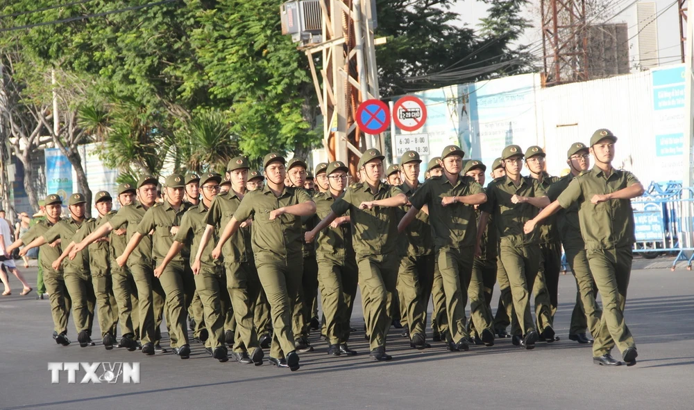 Các lực lượng diễu hành, biểu dương lực lượng tham gia bảo vệ an ninh trật tự ở cơ sở trên địa bàn thành phố Nha Trang, tỉnh Khánh Hòa. (Ảnh: Phan Sáu/TTXVN)