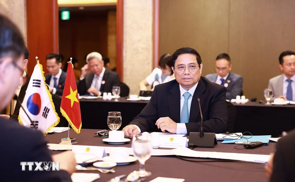 Thủ tướng Phạm Minh Chính tọa đàm với các chuyên gia, nhà khoa học Hàn Quốc trong lĩnh vực bán dẫn và trí tuệ nhân tạo. (Ảnh: Dương Giang/TTXVN)