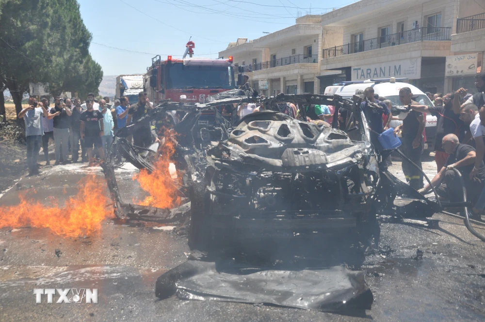 Các phương tiện bị phá hủy sau vụ không kích của Israel xuống Khiam, Liban ngày 23/6. (Ảnh: THX/TTXVN)