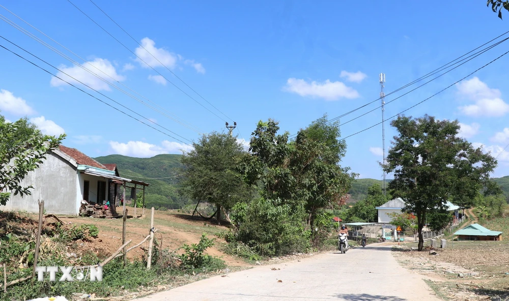Đường giao thông nông thôn, đường điện tại xã Phước Tân, huyện Sơn Hòa được xây dựng đồng bộ. (Ảnh: Tường Quân/TTXVN)