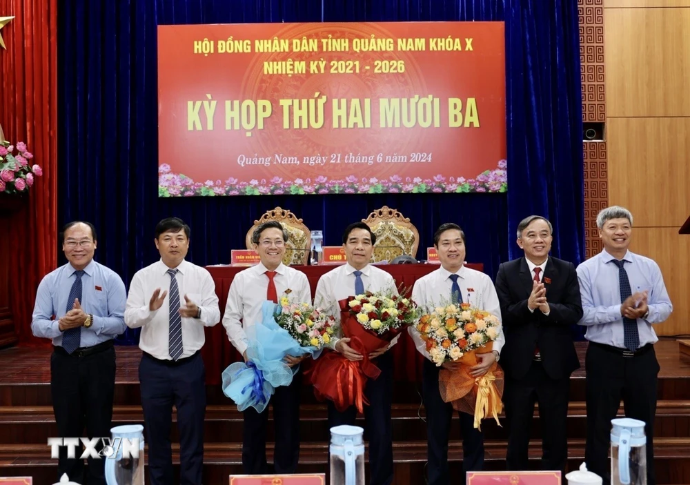 Chủ tịch và các Phó Chủ tịch UBND tỉnh Quảng Nam nhiệm kỳ 2021-2026. (Ảnh Trần Tĩnh/TTXVN)
