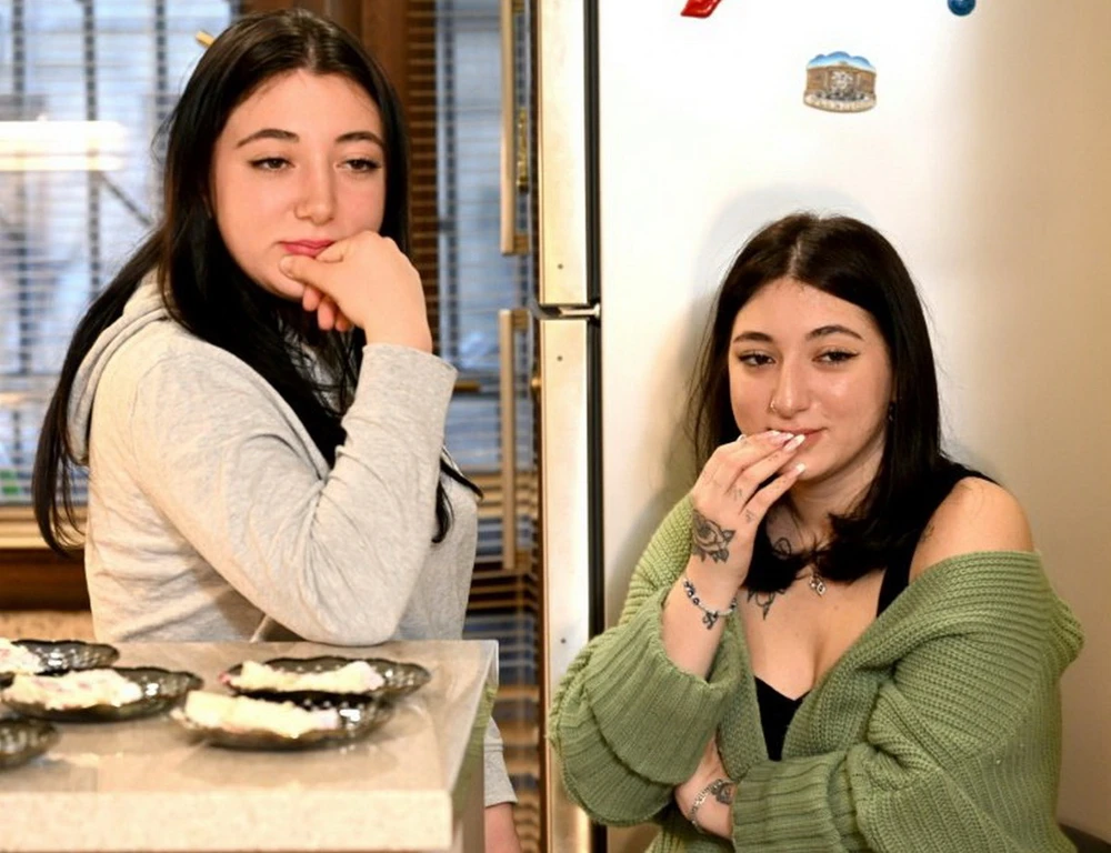Cô sinh viên Elene Deisadze và người chị em song sinh. (Nguồn: AFP)