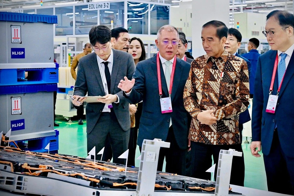 Tổng thống Indonesia Joko Widodo thăm nhà máy pin xe điện đầu tiên ở Đông Nam Á. (Nguồn: AFP)