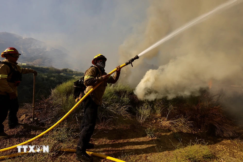 Lực lượng cứu hỏa nỗ lực dập lửa cháy rừng tại Gorman, California, Mỹ. (Ảnh: THX/TTXVN)