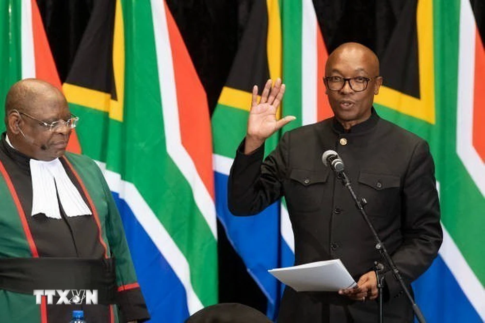 Ông Parks Tau (phải) tuyên thệ nhậm chức Bộ trưởng Thương mại và Công nghiệp Nam Phi tại Cape Town. (Ảnh: Getty Images/TTXVN)
