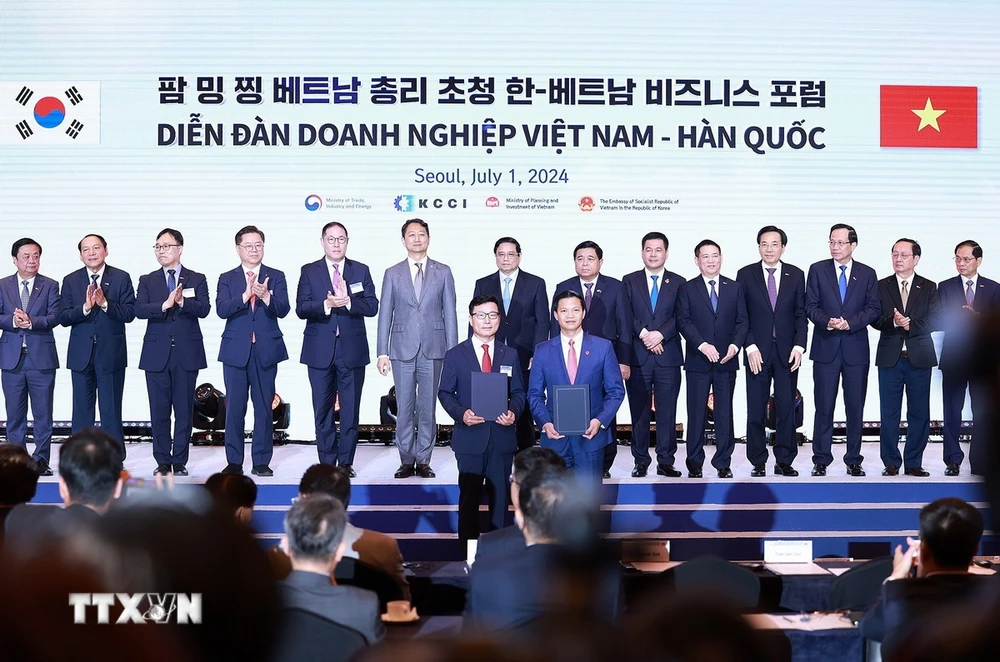 Thủ tướng Phạm Minh Chính chứng kiến trao biên bản hợp tác giữa doanh nghiệp Việt Nam và Hàn Quốc. (Ảnh: Dương Giang/TTXVN)