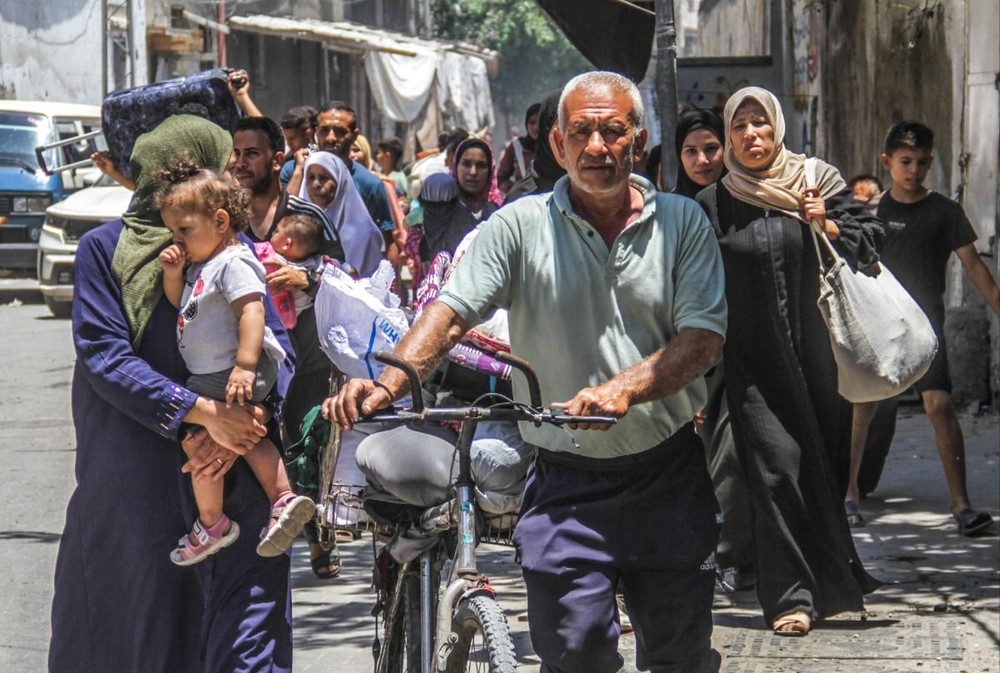 Người dân sơ tán khỏi khu vực phía Đông thành phố Gaza. (Ảnh: THX/TTXVN)