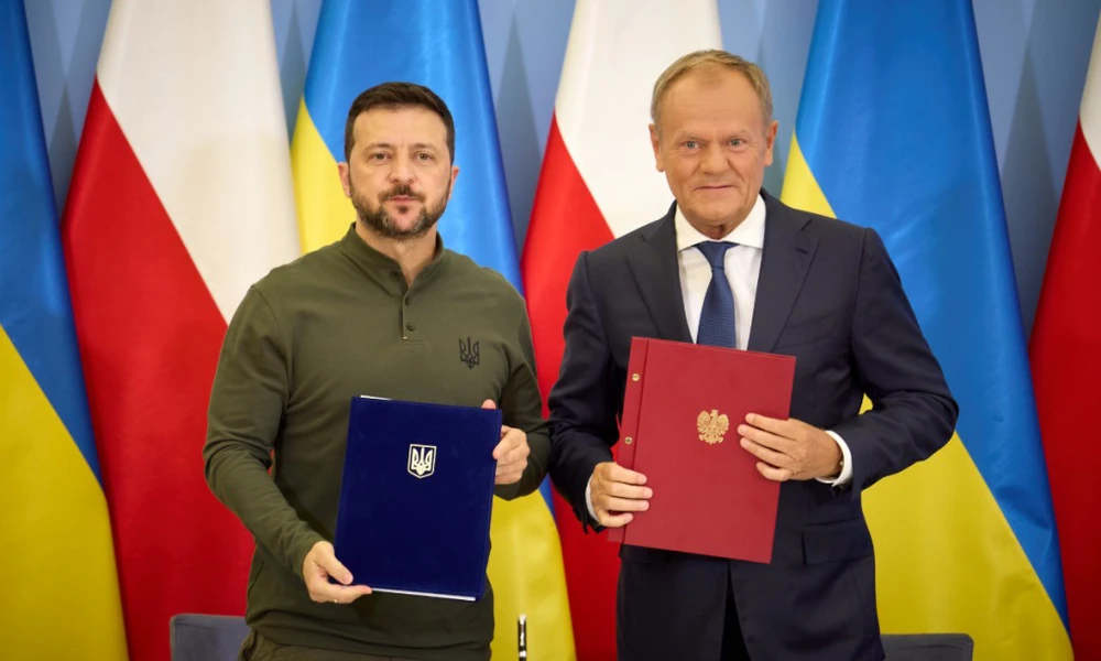 Tổng thống Ukraine Volodymyr Zelensky (trái) và Thủ tướng Ba Lan Donald Tusk tại lễ ký thỏa thuận an ninh ở Warsaw hôm 8/7. (Ảnh: Văn phòng Tổng thống Ukraine)