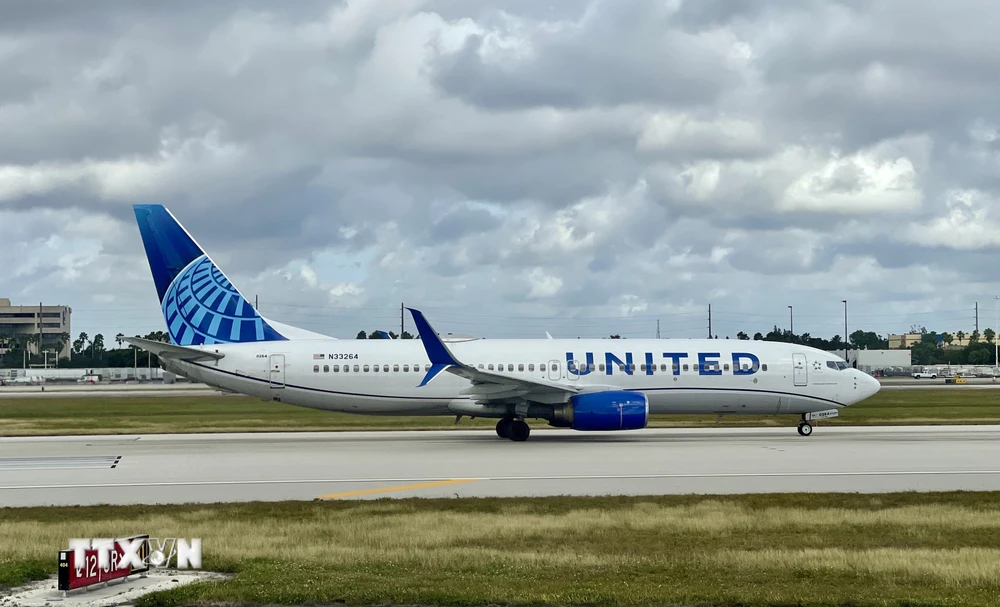 Một máy bay của hãng hàng không United Airlines tại sân bay Miami, bang Florida, Mỹ. (Ảnh: AFP/TTXVN)