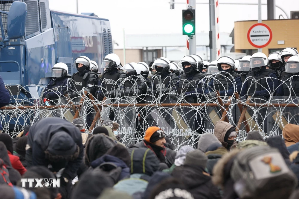 Người di cư tập trung tại khu vực biên giới ở Kuznica (Ba Lan), giáp giới Belarus. (Ảnh: AFP/TTXVN)