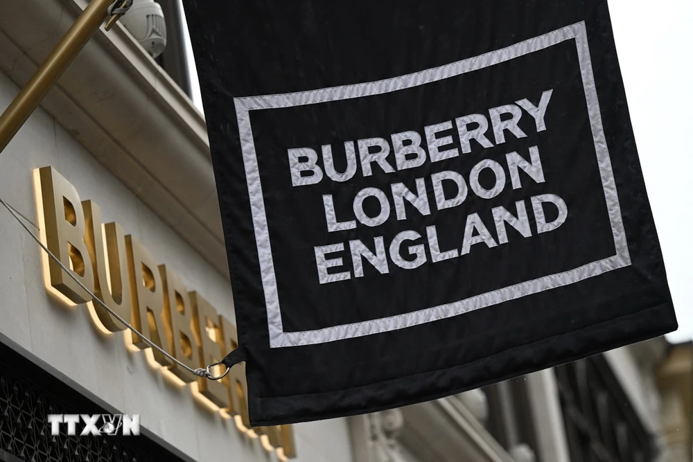 Thương hiệu thời trang Burberry tại cửa hàng ở London, Anh. (Ảnh: AFP/TTXVN)