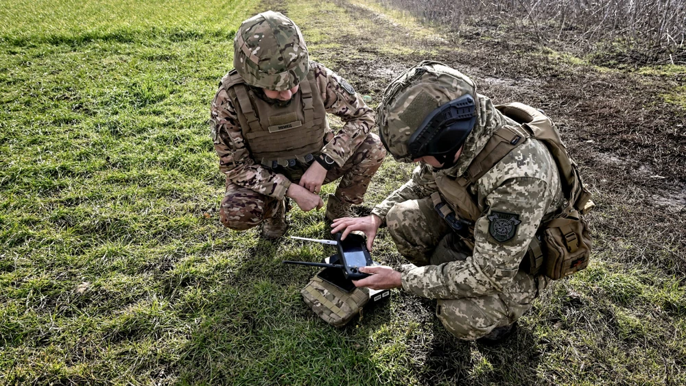 Binh sỹ Ukraine điều khiển máy bay không người lái được trang bị camera đo nhiệt độ ở vùng Zaporizhzhia, Đông Nam Ukraine. Getty Images)