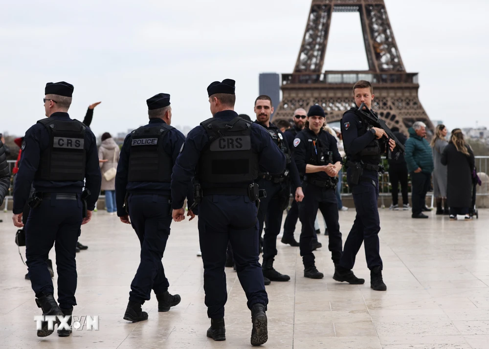 Cảnh sát Pháp tuần tra trên quảng trường Trocadero ở thủ đô Paris. (Ảnh: THX/TTXVN)