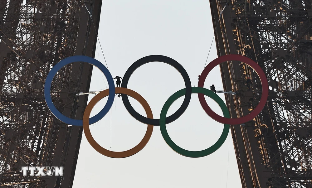 Biểu tượng Olympic được dựng trên tháp Eiffel ở thủ đô Paris, Pháp. (Ảnh: THX/TTXVN)