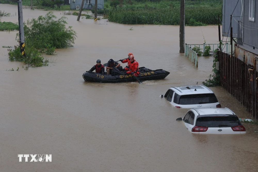 Cảnh ngập lụt sau những trận mưa lớn tại Paju, Hàn Quốc. (Ảnh: Yonhap/TTXVN)