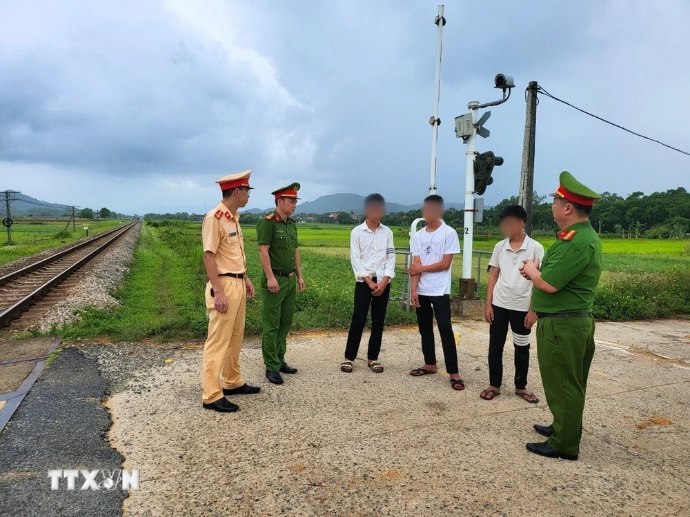 Nhóm học sinh khai báo sự việc với lực lượng công an. (Ảnh: TTXVN phát)