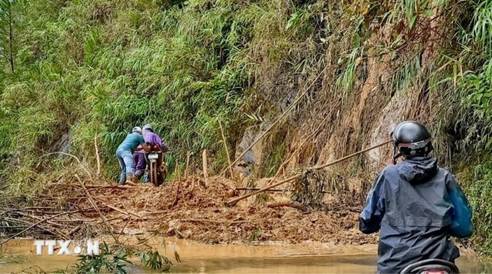 Mưa lớn làm sạt lở 15 điểm trên Quốc lộ 32 (đoạn qua địa phận xã Khau Phạ), trong đó có 6 điểm tắc đường, xe ôtô không qua lại được. (Ảnh: TTXVN phát)