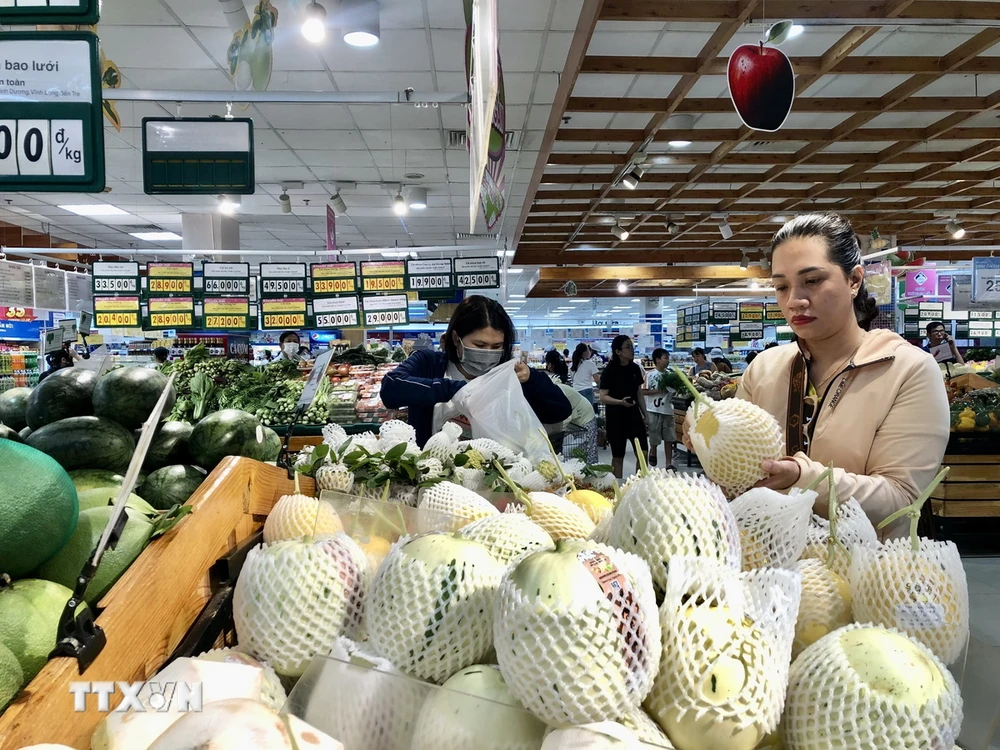 Người tiêu dùng Thành phố Hồ Chí Minh mua sản phẩm OCOP. (Ảnh: Mỹ Phương/TTXVN)