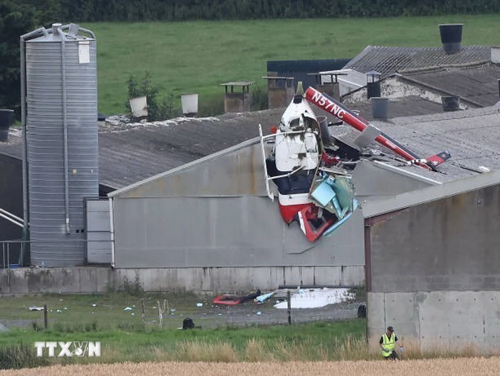 Hiện trường vụ trực thăng đâm vào tòa nhà tại hạt Westmeath, Ireland. (Ảnh: Getty Images/TTXVN)