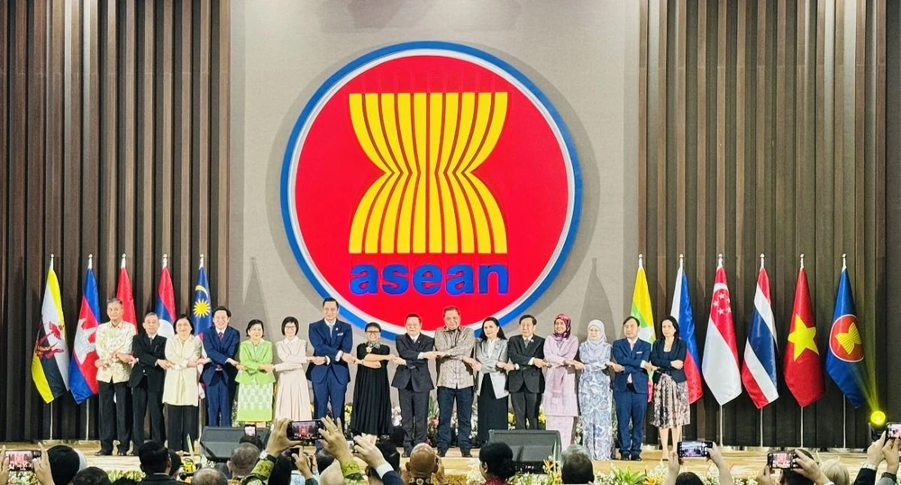 Tổng Thư ký ASEAN, Tiến sỹ Kao Kim Hourn và Đại sứ Phái đoàn thường trực các nước tại ASEAN dự buổi lễ. (Ảnh: Đỗ Quyên/TTXVN)