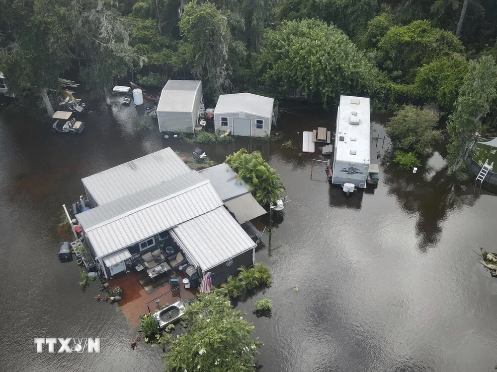 Bão nhiệt đới Debby đổ bộ gây ngập lụt tại bang Florida, Mỹ ngày 6/8. (Ảnh: AP/TTXVN)