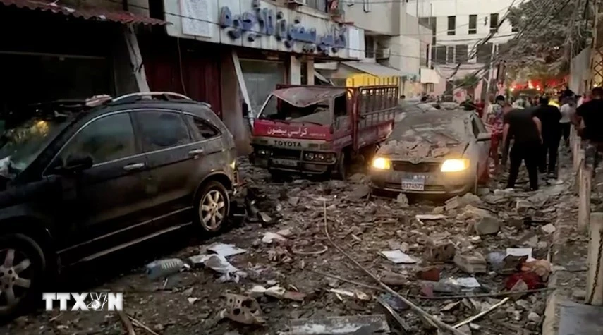 Cảnh đổ nát sau vụ không kích của Israel xuống khu vực ngoại ô thủ đô Beirut của Liban. (Ảnh: REUTERS/TTXVN)