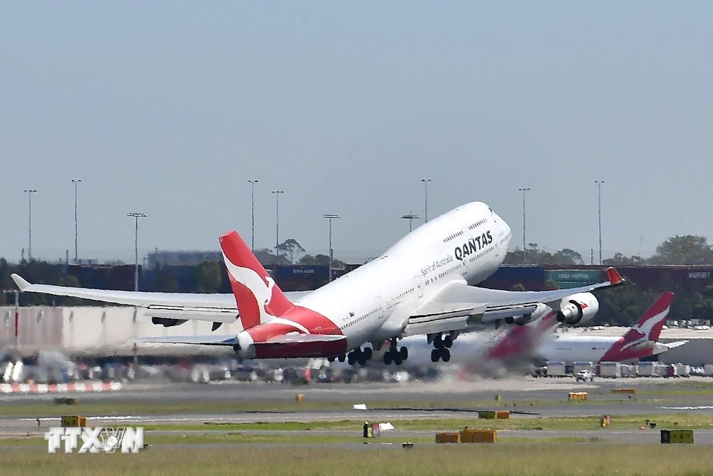 Máy bay của hãng hàng không Qantas Airways cất cánh từ sân bay Sydney, Australia. (Ảnh: AFP/TTXVN)