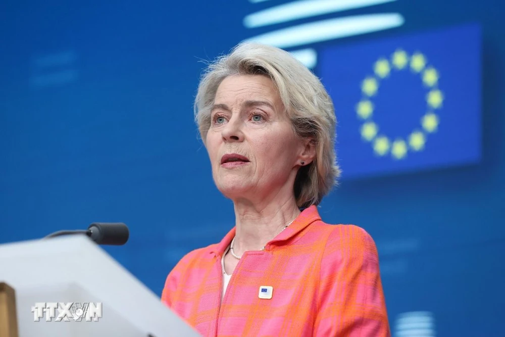 Chủ tịch Ủy ban châu Âu (EC) Ursula von der Leyen phát biểu trong một cuộc họp báo ở Brussels, Bỉ. (Ảnh: THX/TTTXVN)