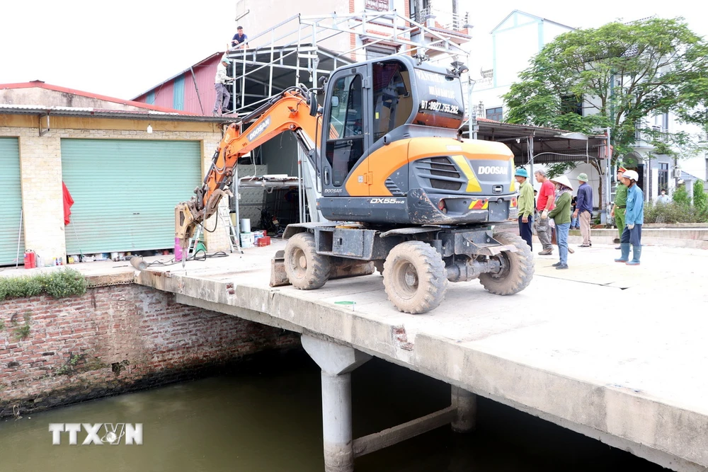 Thực hiện giải tỏa các công trình xây dựng trái phép, vi phạm. (Ảnh: Mạnh Tú/TTXVN)