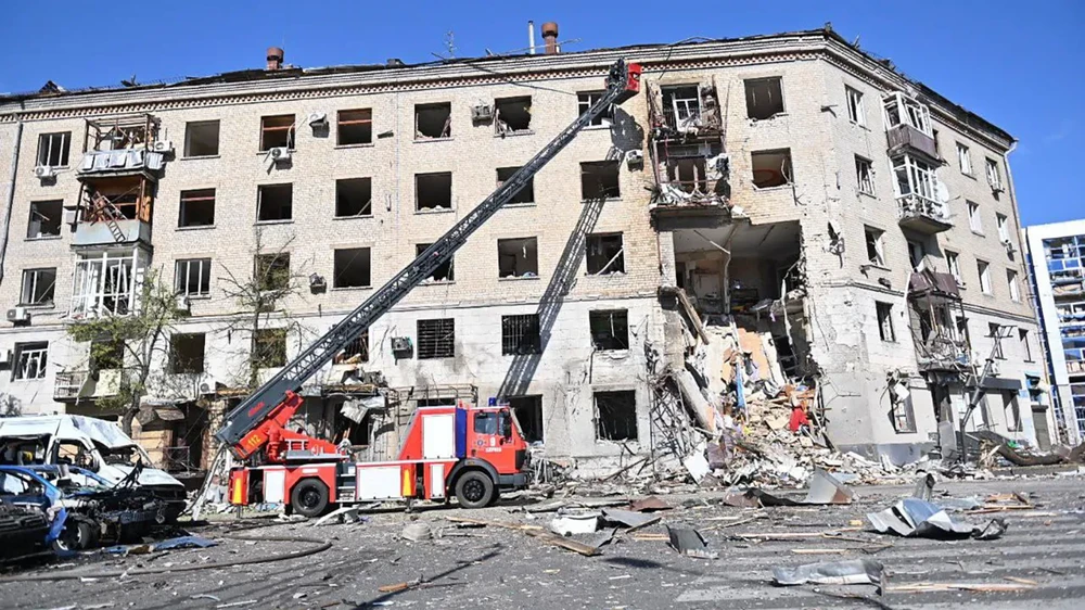 Một tòa nhà bị trúng bom ở Kharkov, Ukraine. (Nguồn: AP)