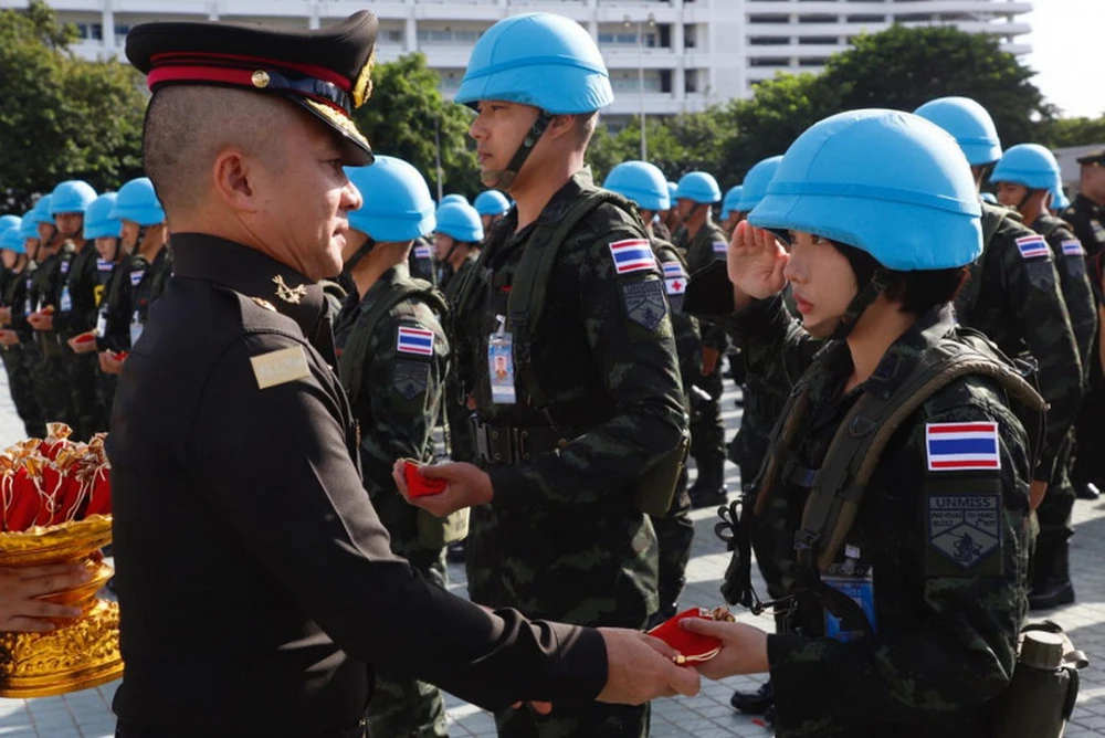 Tổng tư lệnh lực lượng vũ trang Thái Lan, Tướng Songwit Noonphakdi chủ trì lễ tiễn các quân nhân lên đường đến Phái bộ gìn giữ hòa bình của Liên hợp quốc tại Nam Sudan. (Nguồn: Bangkok Post)