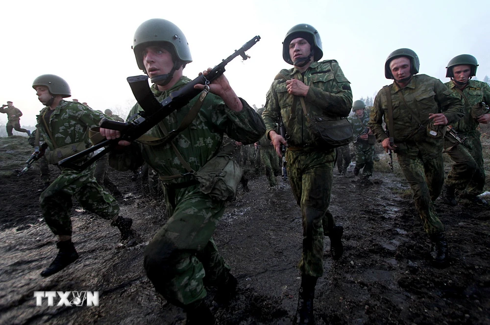 Binh sỹ Belarus tham gia một buổi huấn luyện quân sự ở ngoại ô thủ đô Minsk. (Ảnh: AFP/TTXVN)