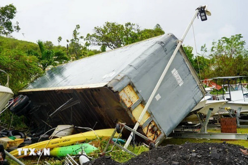 Cảnh ngổn ngang sau khi bão Ernesto quét qua Fajardo, Puerto Rico. (Ảnh: Getty Images/TTXVN)