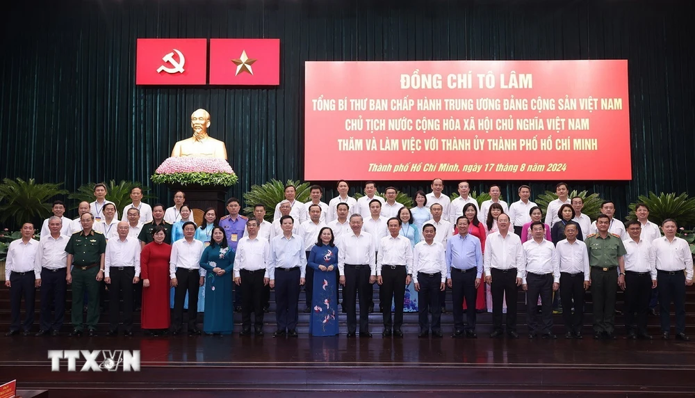 Tổng Bí thư, Chủ tịch nước Tô Lâm với các đồng chí Thành ủy Thành phố Hồ Chí Minh. (Ảnh: Lâm Khánh/TTXVN)