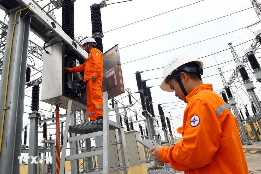 Công nhân Điện lực Thái Nguyên kiểm tra tại Trạm biến áp 110kV Yên Bình 8. (Ảnh: Huy Hùng/TTXVN)